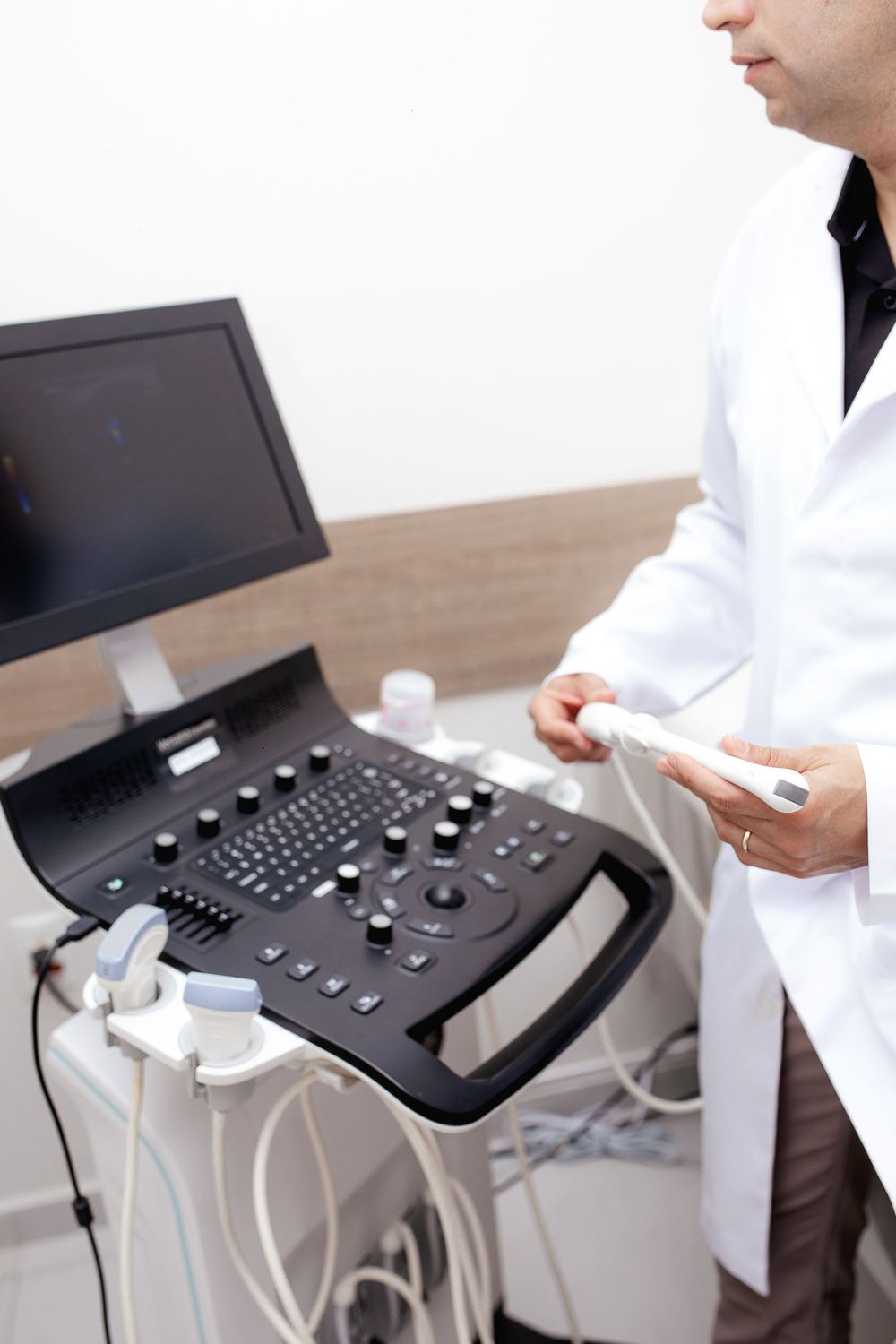 Dr. Renato Sola realizando ultrassom Doppler na própria consulta